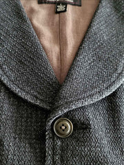 詳細画像: ショールカラーとタイトフィットデザインのディテール