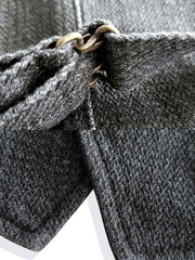 詳細画像: ショールカラーとタイトフィットデザインのディテール