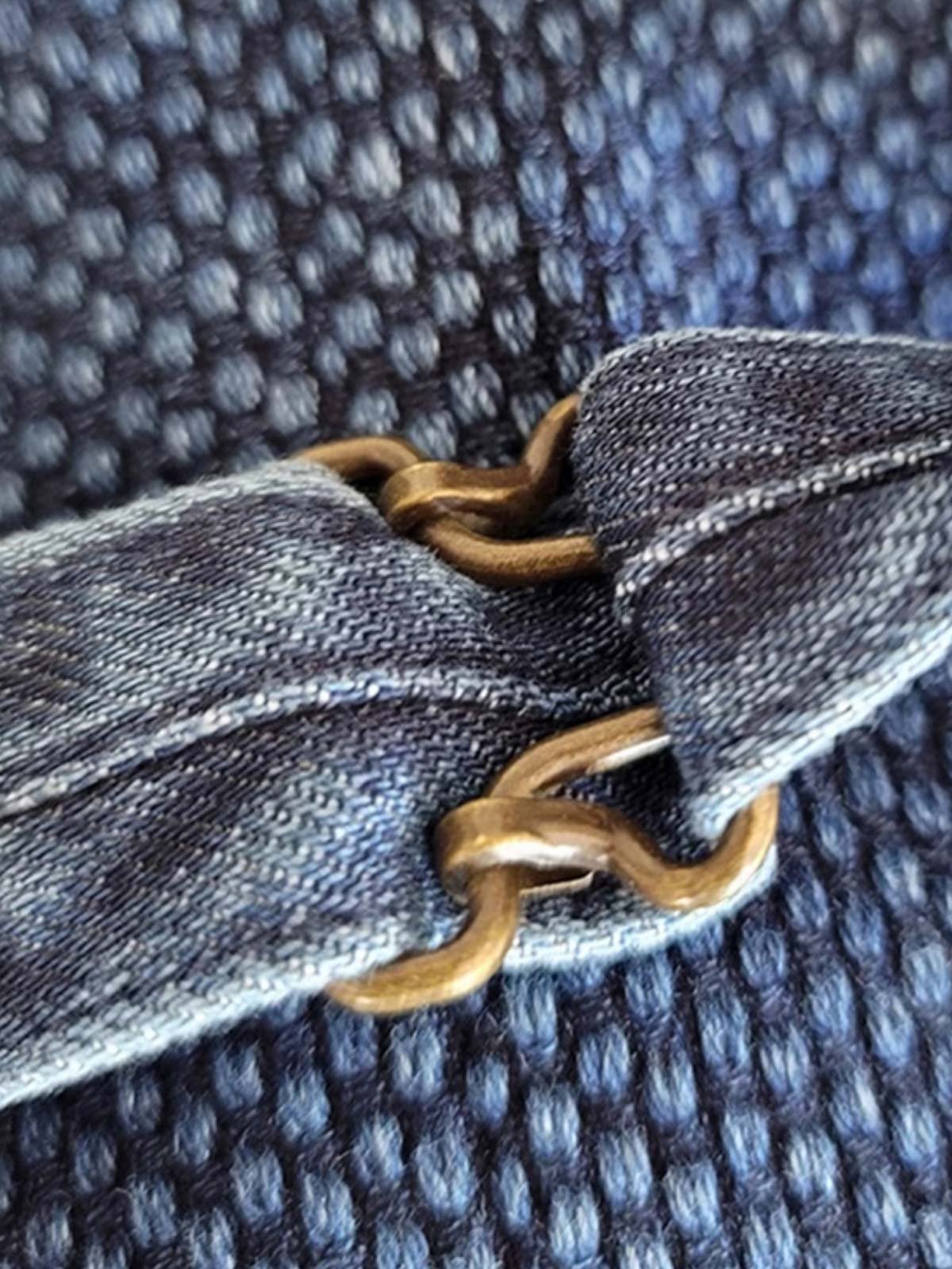 ベストの天然果実ボタンと刺し子生地の詳細画像