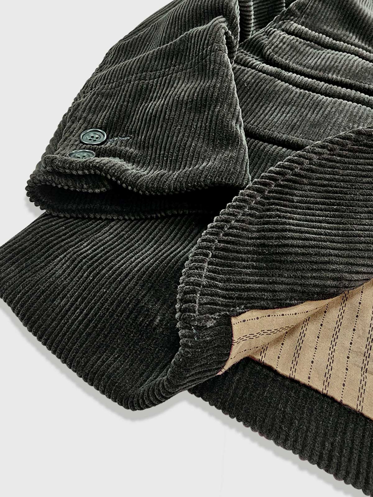 製品画像:クラシックなヴィンテージ風ブラックコーデュロイジャケットの正面
詳細画像:果実モチーフボタンとコーデュロイ生地のテクスチャーディテール