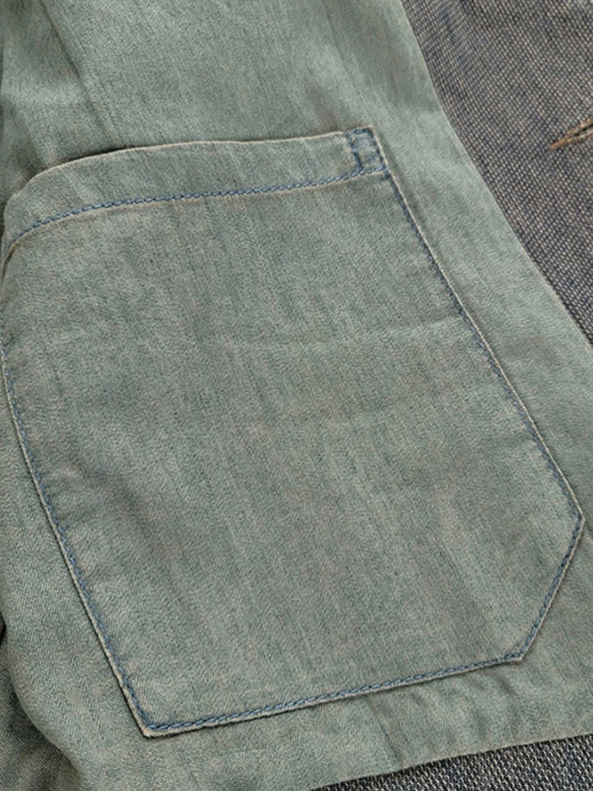 ディテールクローズアップ:紳士スーツカラーベストのシンプルなポケットラインと赤いアクセントのボタンホール、精緻な手触り