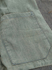 ディテールクローズアップ:紳士スーツカラーベストのシンプルなポケットラインと赤いアクセントのボタンホール、精緻な手触り