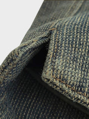 ディテールクローズアップ:紳士スーツカラーベストのシンプルなポケットラインと赤いアクセントのボタンホール、精緻な手触り