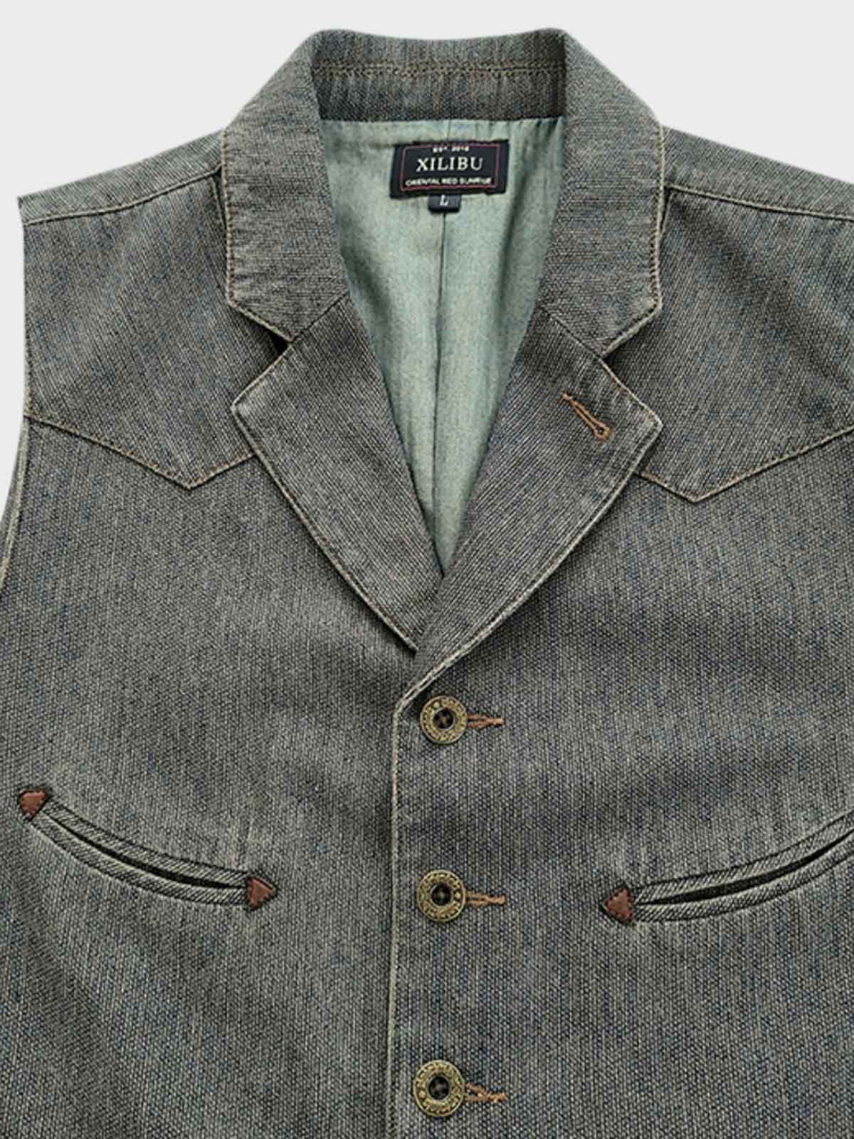 ディテールクローズアップ:紳士スーツカラーベストのシンプルなポケットラインと赤いアクセントのボタンホール、精緻な手触り