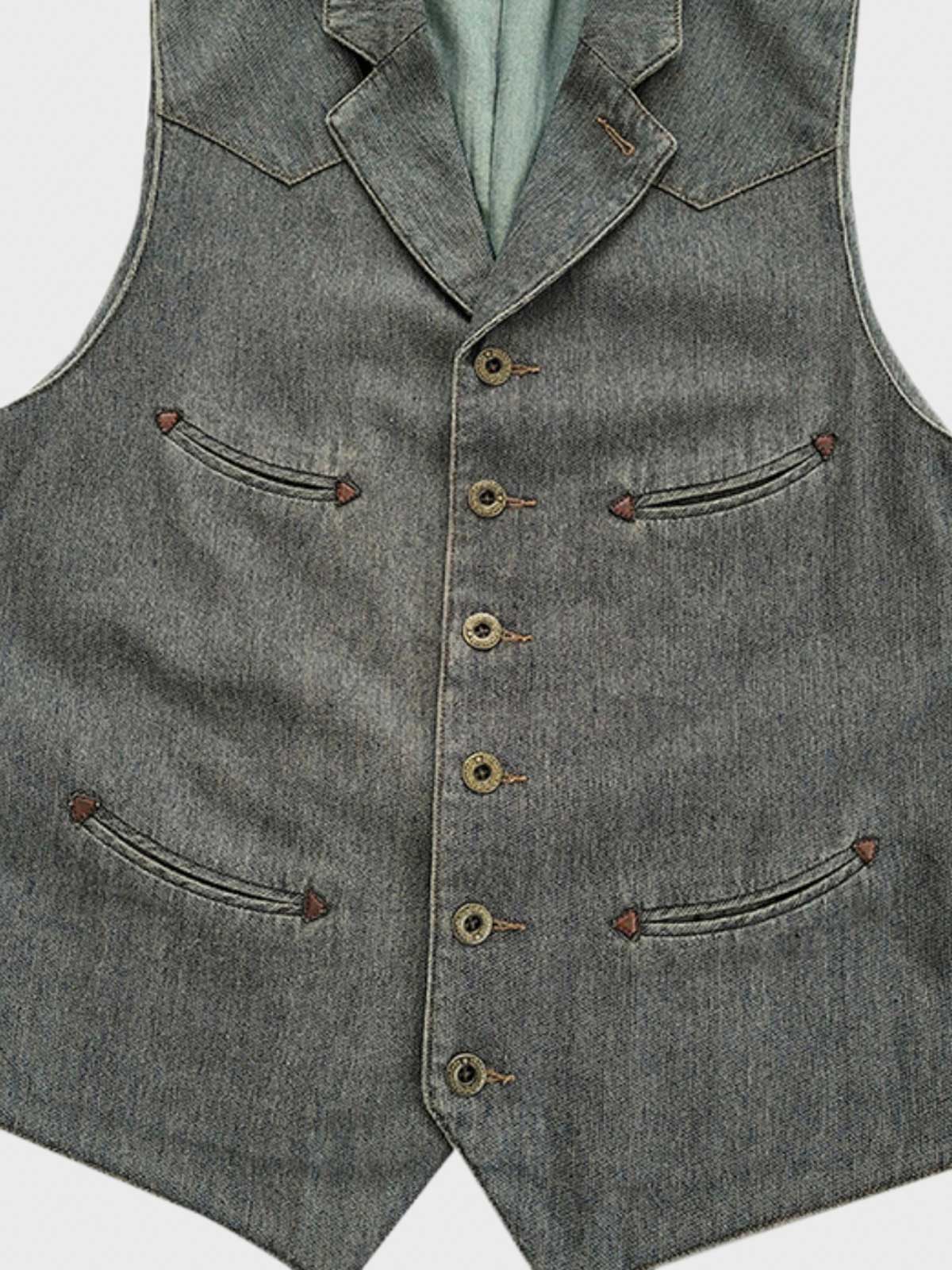 ディテールクローズアップ:紳士スーツカラーベストのシンプルなポケットラインと赤いアクセントのボタンホール、精緻な手触り