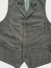 ディテールクローズアップ:紳士スーツカラーベストのシンプルなポケットラインと赤いアクセントのボタンホール、精緻な手触り