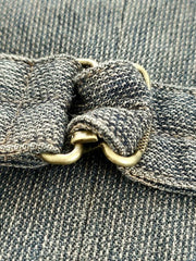 ディテールクローズアップ:紳士スーツカラーベストのシンプルなポケットラインと赤いアクセントのボタンホール、精緻な手触り