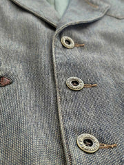 ディテールクローズアップ:紳士スーツカラーベストのシンプルなポケットラインと赤いアクセントのボタンホール、精緻な手触り