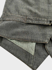 ディテールクローズアップ:紳士スーツカラーベストのシンプルなポケットラインと赤いアクセントのボタンホール、精緻な手触り