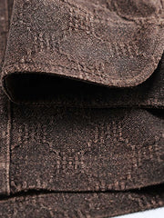 ジャケットのラペルとポケットのディテール、高品質の素材と精緻な作りをクローズアップで強調。