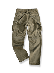 ビンテージ加工キコリスタイルカーゴパンツの全体像を展示し、その独特の色合いと耐久性のあるデザインが強調されています。