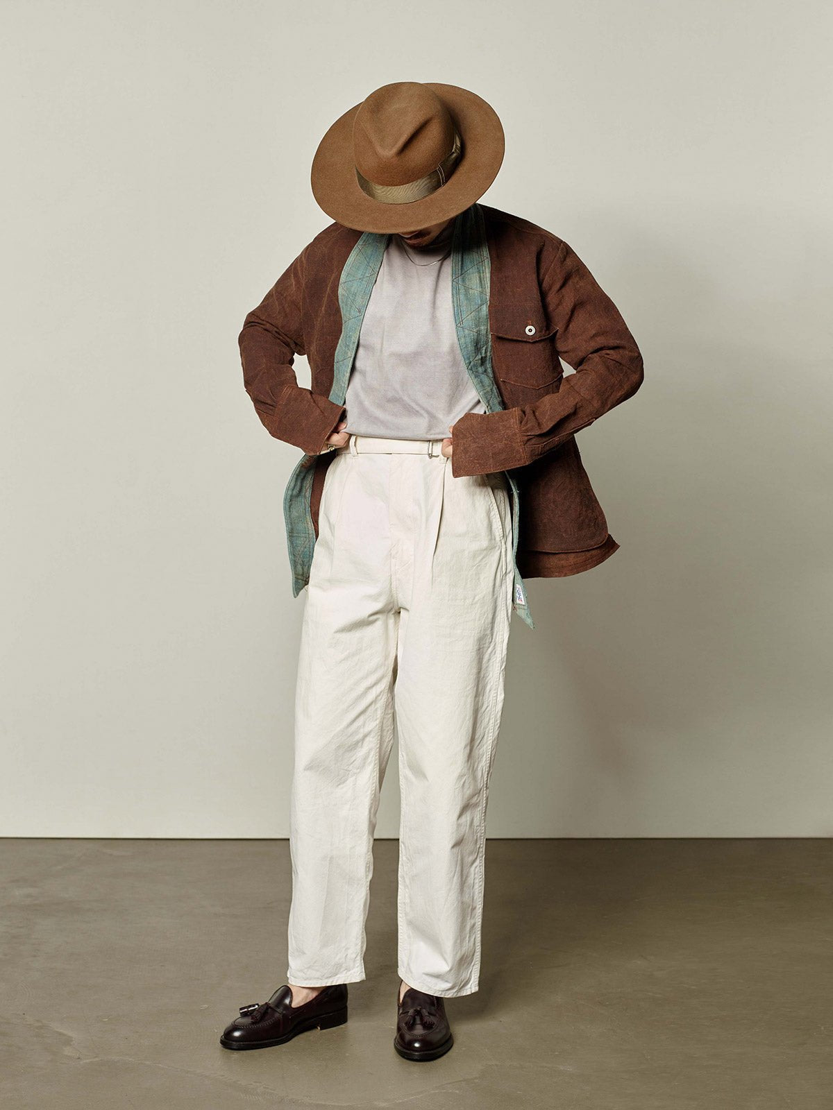 詳細画像:藍染古布とショリョウ染め手織り布のディテール特写
モデル画像:モデルが着用しているショリョウ染め古布パッチワーク長袖前開きシャツの全体コーディネート画像