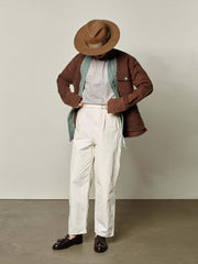 詳細画像:藍染古布とショリョウ染め手織り布のディテール特写
モデル画像:モデルが着用しているショリョウ染め古布パッチワーク長袖前開きシャツの全体コーディネート画像