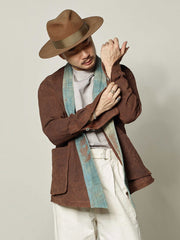 詳細画像:藍染古布とショリョウ染め手織り布のディテール特写
モデル画像:モデルが着用しているショリョウ染め古布パッチワーク長袖前開きシャツの全体コーディネート画像