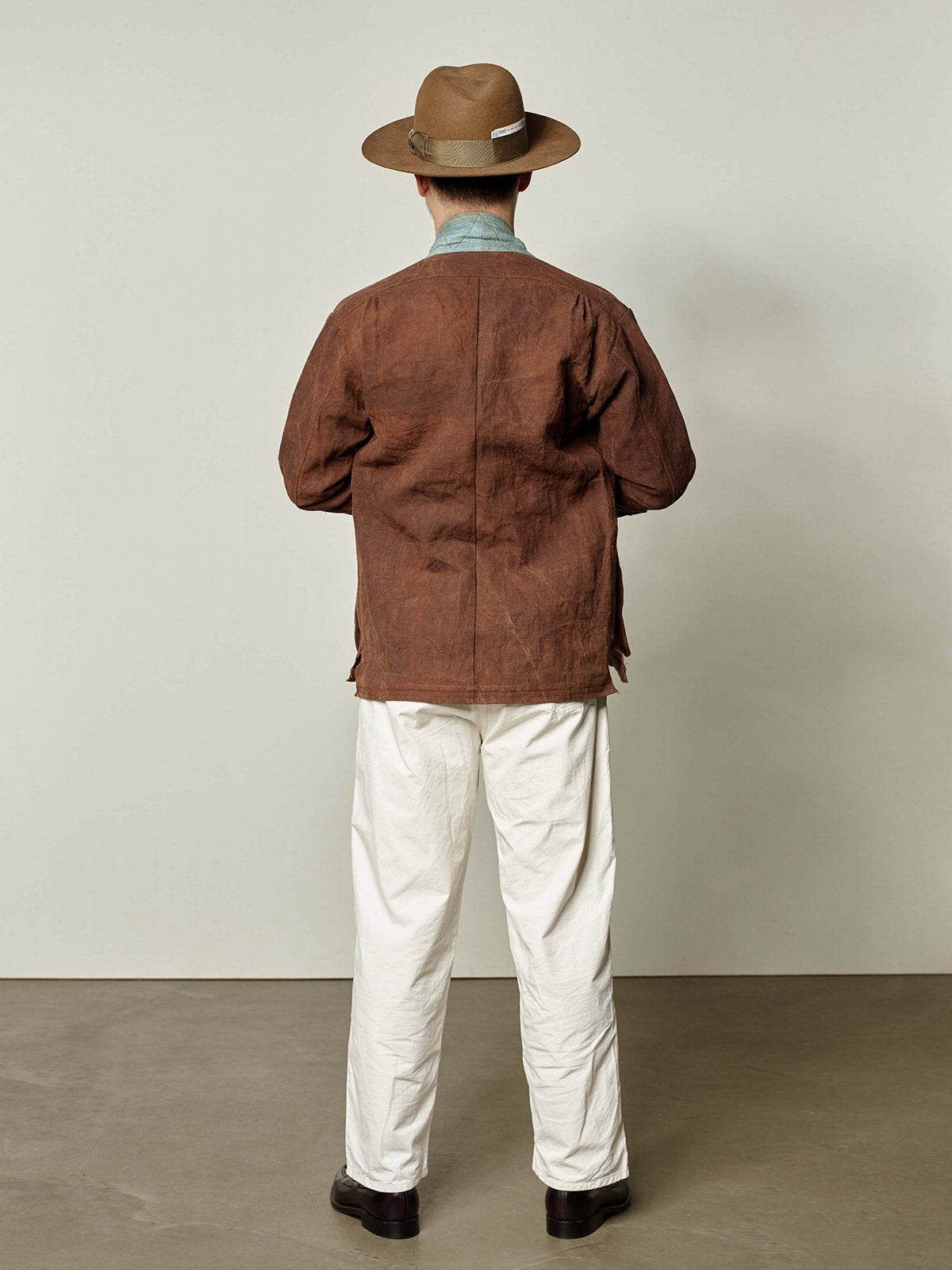 詳細画像:藍染古布とショリョウ染め手織り布のディテール特写
モデル画像:モデルが着用しているショリョウ染め古布パッチワーク長袖前開きシャツの全体コーディネート画像