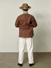 詳細画像:藍染古布とショリョウ染め手織り布のディテール特写
モデル画像:モデルが着用しているショリョウ染め古布パッチワーク長袖前開きシャツの全体コーディネート画像