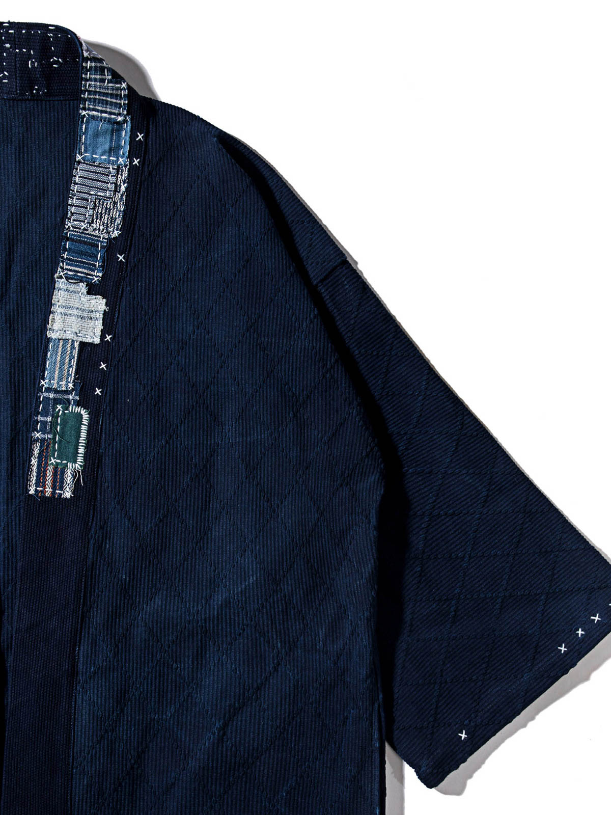 製品画像:植物染め剣道着生地手織り布刺し子パッチワーク七分袖前開きシャツの正面画像
詳細画像:刺し子のパッチワークと手作業による染めのディテール画像