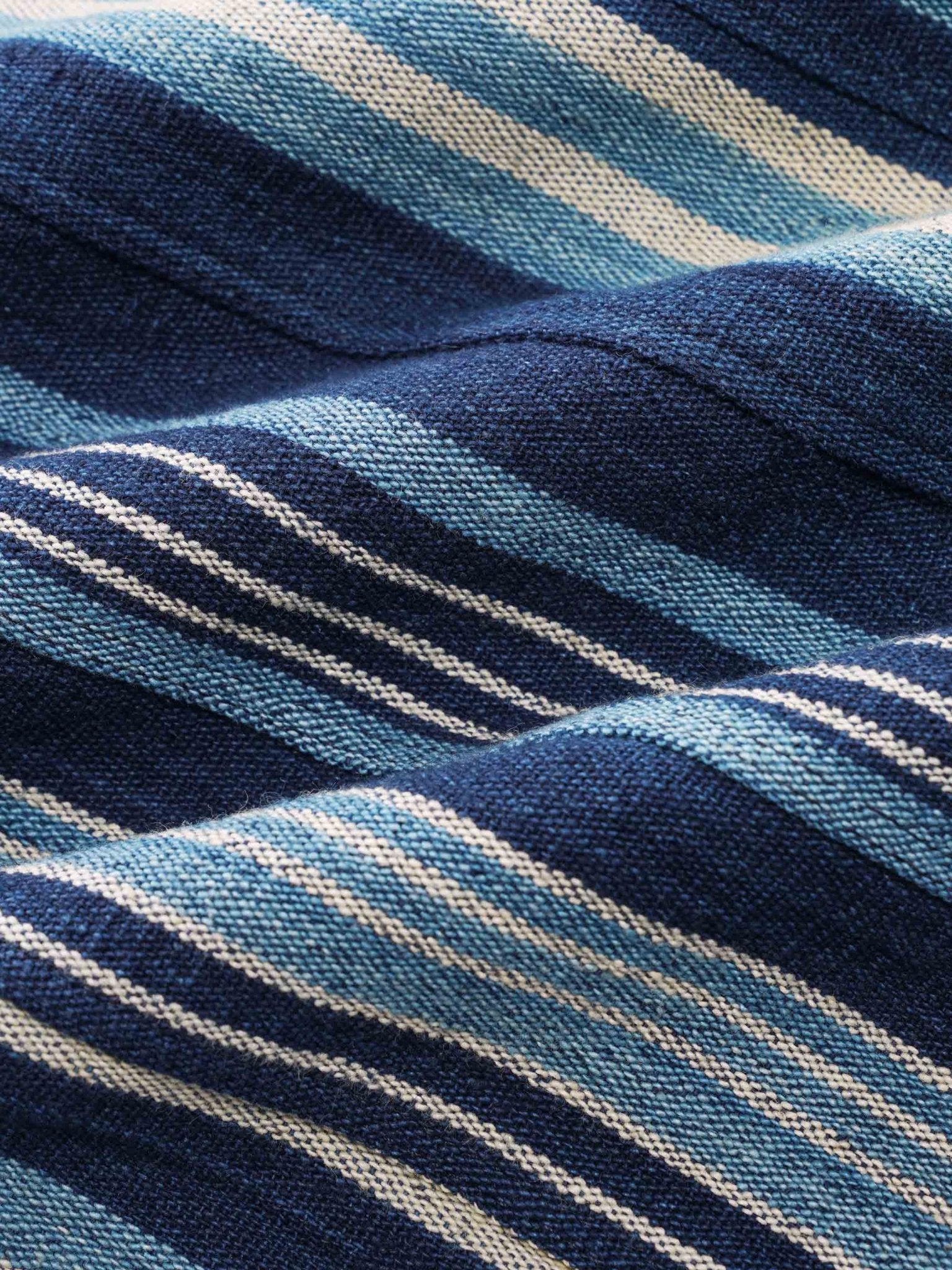 手縫いの星のデザインが施されたシャツ、エジプト長綿素材で厚みがあり、変形しにくい