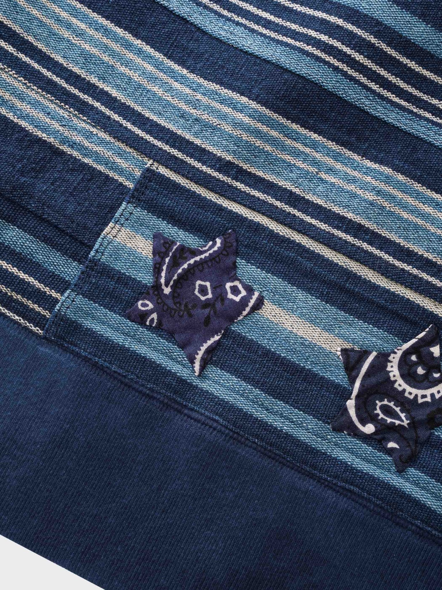 手縫いの星のデザインが施されたシャツ、エジプト長綿素材で厚みがあり、変形しにくい