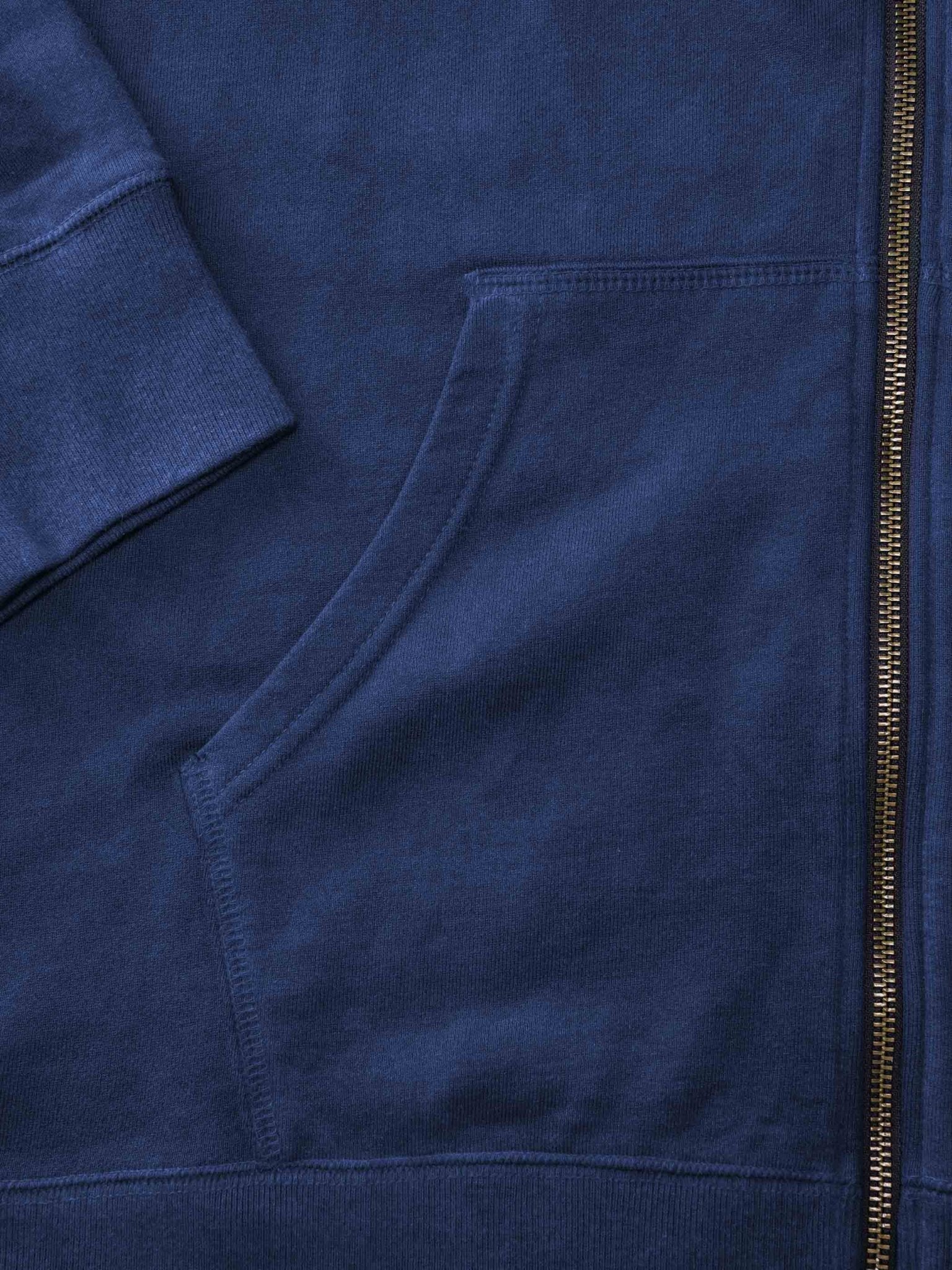 手縫いの星のデザインが施されたシャツ、エジプト長綿素材で厚みがあり、変形しにくい