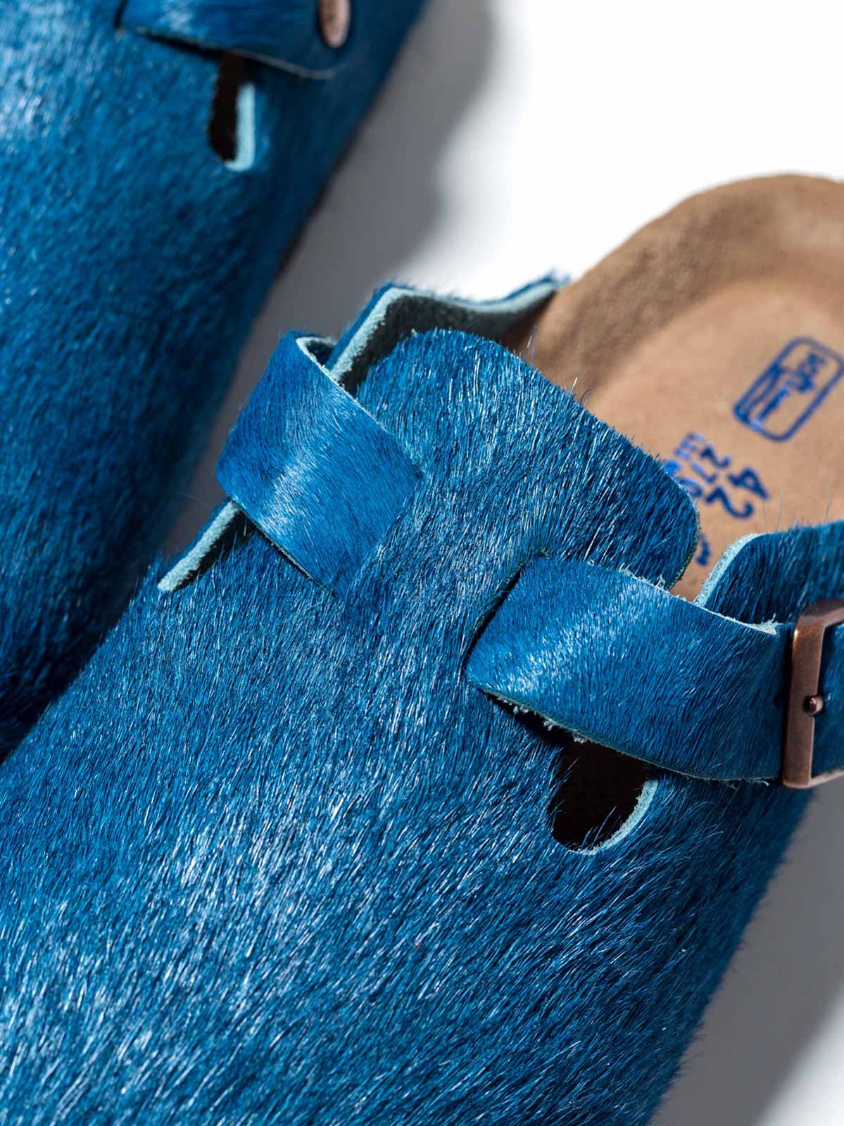 製品画像:藍染牛革ボストンシューズ、伝統的な藍染技術による深いブルーが特徴のカジュアルシューズ正面画像
詳細画像:藍染牛革シューズのディテール、ソールデザインと職人技が感じられる染色プロセスの詳細画像