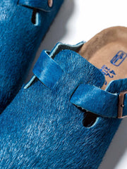 製品画像:藍染牛革ボストンシューズ、伝統的な藍染技術による深いブルーが特徴のカジュアルシューズ正面画像
詳細画像:藍染牛革シューズのディテール、ソールデザインと職人技が感じられる染色プロセスの詳細画像