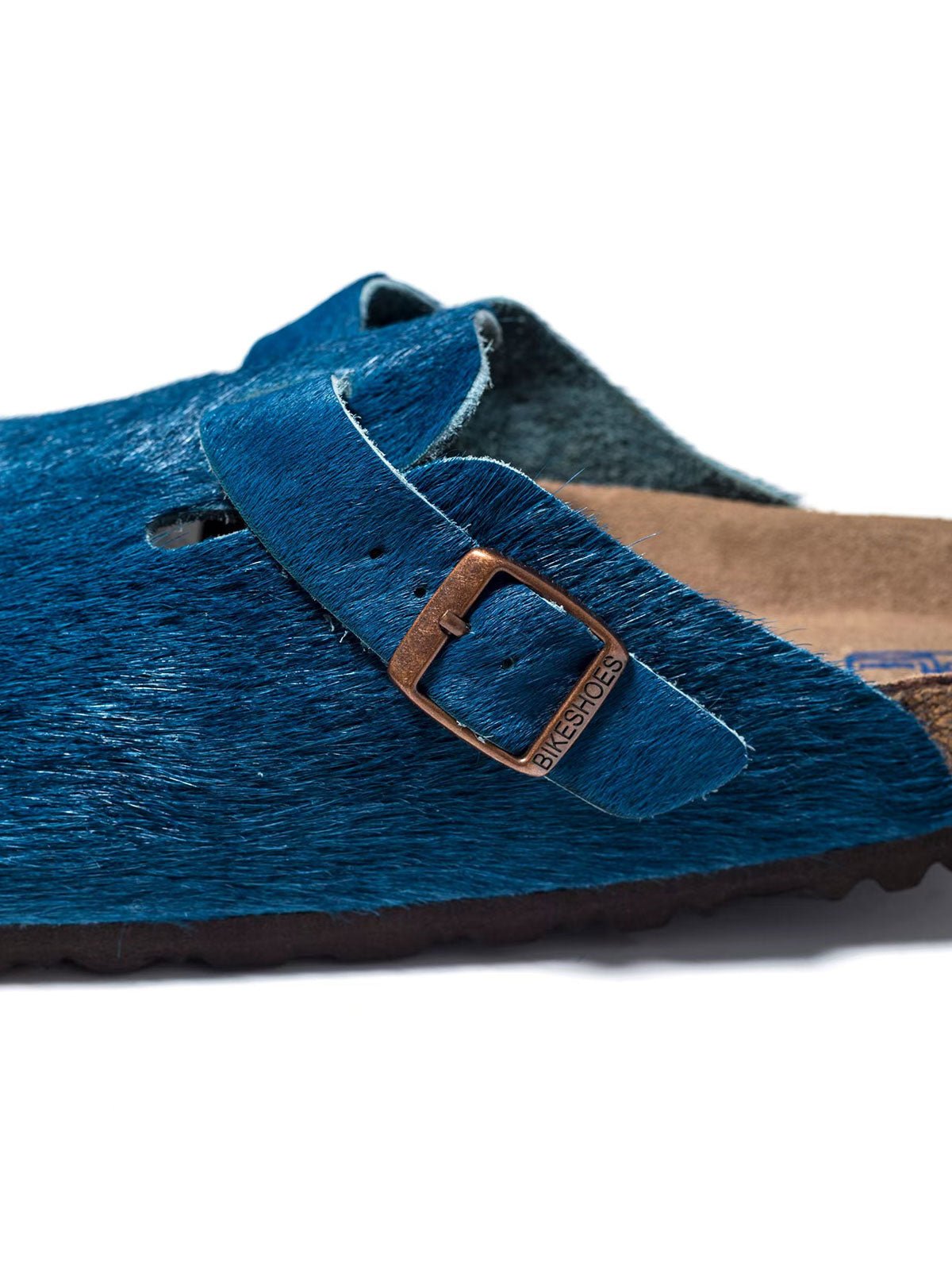 製品画像:藍染牛革ボストンシューズ、伝統的な藍染技術による深いブルーが特徴のカジュアルシューズ正面画像
詳細画像:藍染牛革シューズのディテール、ソールデザインと職人技が感じられる染色プロセスの詳細画像