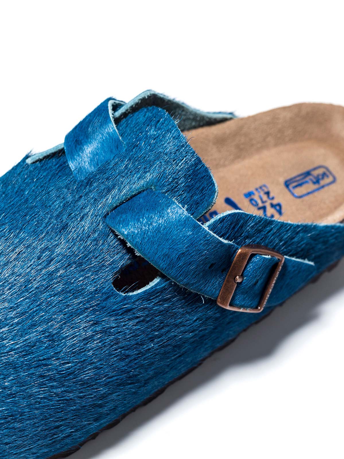 製品画像:藍染牛革ボストンシューズ、伝統的な藍染技術による深いブルーが特徴のカジュアルシューズ正面画像
詳細画像:藍染牛革シューズのディテール、ソールデザインと職人技が感じられる染色プロセスの詳細画像