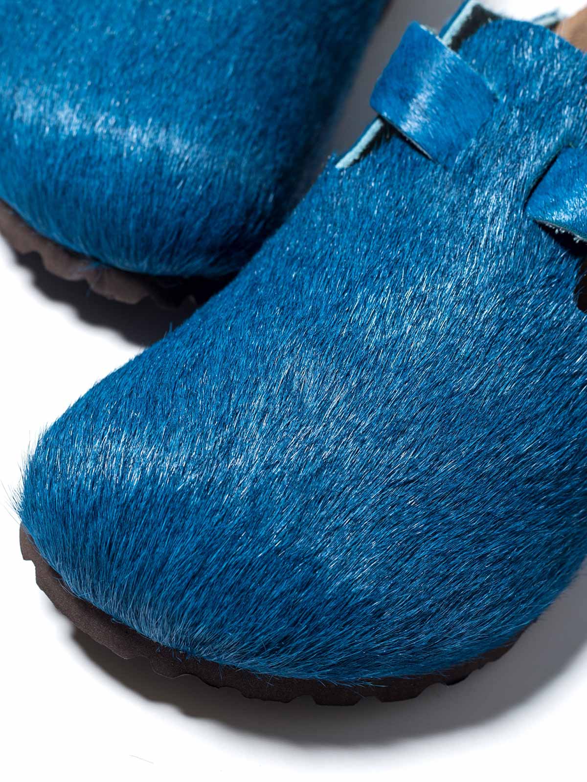 製品画像:藍染牛革ボストンシューズ、伝統的な藍染技術による深いブルーが特徴のカジュアルシューズ正面画像
詳細画像:藍染牛革シューズのディテール、ソールデザインと職人技が感じられる染色プロセスの詳細画像