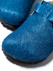 製品画像:藍染牛革ボストンシューズ、伝統的な藍染技術による深いブルーが特徴のカジュアルシューズ正面画像
詳細画像:藍染牛革シューズのディテール、ソールデザインと職人技が感じられる染色プロセスの詳細画像