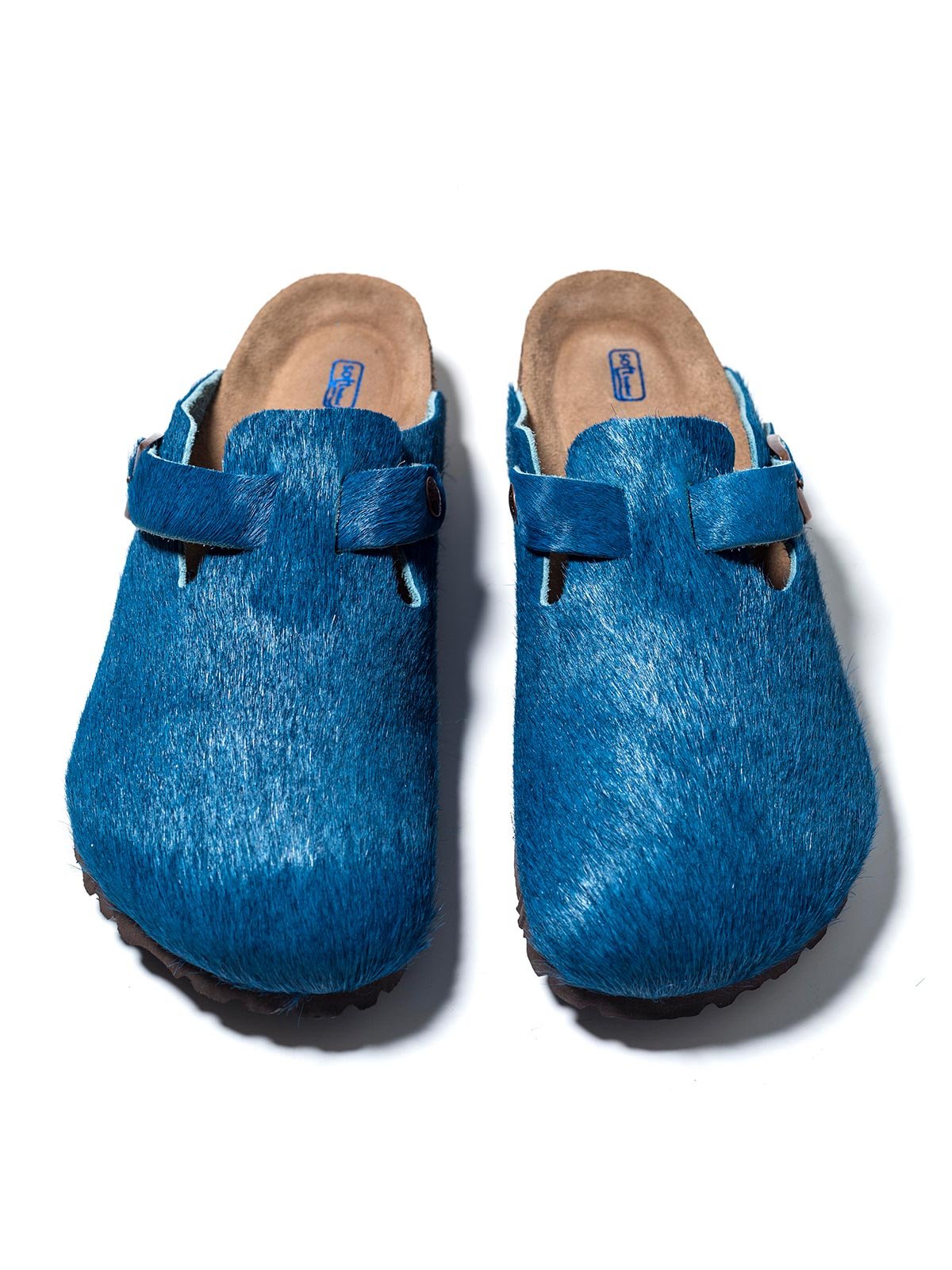 製品画像:藍染牛革ボストンシューズ、伝統的な藍染技術による深いブルーが特徴のカジュアルシューズ正面画像
詳細画像:藍染牛革シューズのディテール、ソールデザインと職人技が感じられる染色プロセスの詳細画像