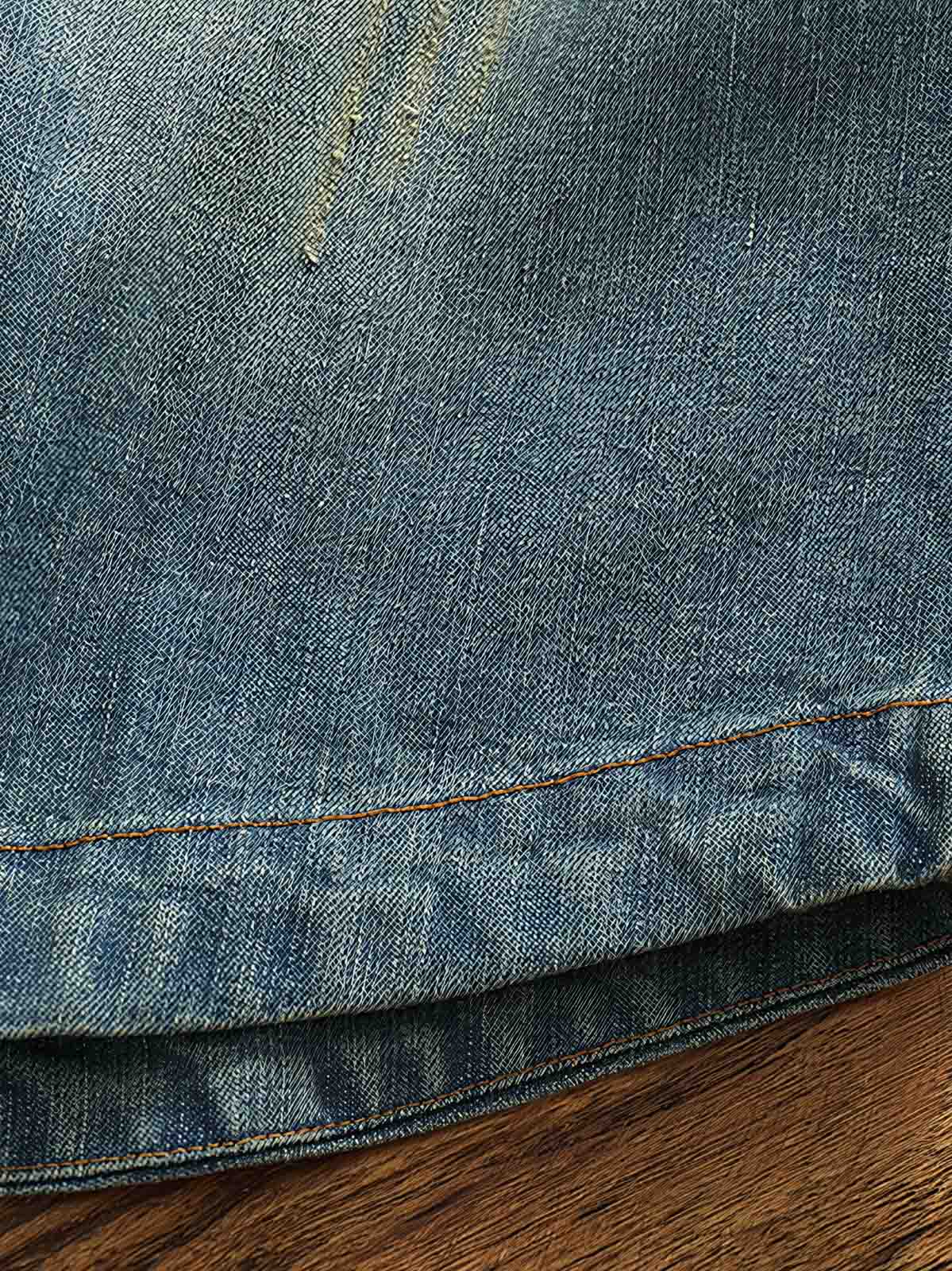 デニム生地の質感とワークポケットのディテール展示