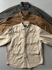 製品画像: アウトドアハンティング(狩猟)スタイルヴィンテージウォッシュ加工ワークシャツの全体画像。シャツの全体的なシルエットとデザインが明確に分かる。
詳細画像: ダブルポケットのデザインとヴィンテージ加工のディテール画像。シャツの質感と耐久性が強調されている。