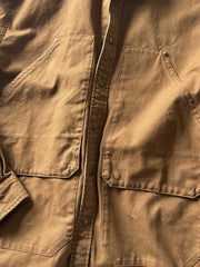 製品画像: アウトドアハンティング(狩猟)スタイルヴィンテージウォッシュ加工ワークシャツの全体画像。シャツの全体的なシルエットとデザインが明確に分かる。
詳細画像: ダブルポケットのデザインとヴィンテージ加工のディテール画像。シャツの質感と耐久性が強調されている。