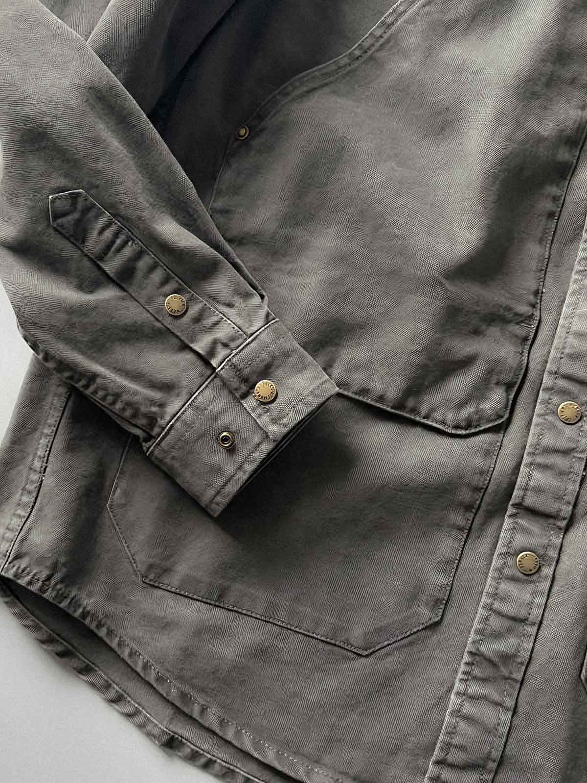 製品画像: アウトドアハンティング(狩猟)スタイルヴィンテージウォッシュ加工ワークシャツの全体画像。シャツの全体的なシルエットとデザインが明確に分かる。
詳細画像: ダブルポケットのデザインとヴィンテージ加工のディテール画像。シャツの質感と耐久性が強調されている。