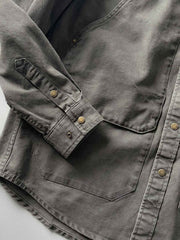 製品画像: アウトドアハンティング(狩猟)スタイルヴィンテージウォッシュ加工ワークシャツの全体画像。シャツの全体的なシルエットとデザインが明確に分かる。
詳細画像: ダブルポケットのデザインとヴィンテージ加工のディテール画像。シャツの質感と耐久性が強調されている。