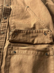 製品画像: アウトドアハンティング(狩猟)スタイルヴィンテージウォッシュ加工ワークシャツの全体画像。シャツの全体的なシルエットとデザインが明確に分かる。
詳細画像: ダブルポケットのデザインとヴィンテージ加工のディテール画像。シャツの質感と耐久性が強調されている。