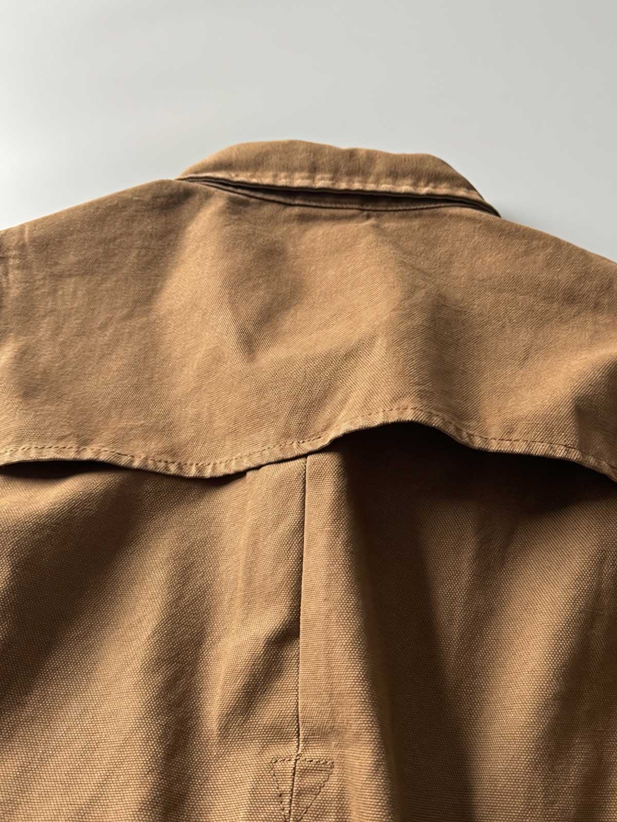 製品画像: アウトドアハンティング(狩猟)スタイルヴィンテージウォッシュ加工ワークシャツの全体画像。シャツの全体的なシルエットとデザインが明確に分かる。
詳細画像: ダブルポケットのデザインとヴィンテージ加工のディテール画像。シャツの質感と耐久性が強調されている。