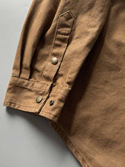 製品画像: アウトドアハンティング(狩猟)スタイルヴィンテージウォッシュ加工ワークシャツの全体画像。シャツの全体的なシルエットとデザインが明確に分かる。
詳細画像: ダブルポケットのデザインとヴィンテージ加工のディテール画像。シャツの質感と耐久性が強調されている。