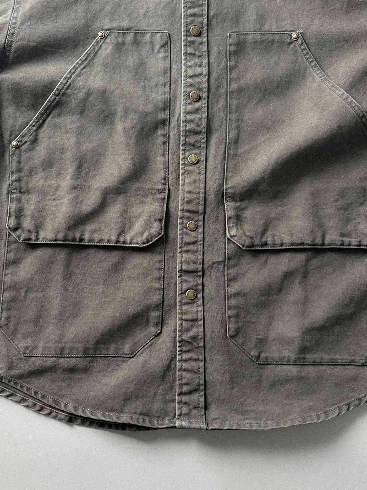 製品画像: アウトドアハンティング(狩猟)スタイルヴィンテージウォッシュ加工ワークシャツの全体画像。シャツの全体的なシルエットとデザインが明確に分かる。
詳細画像: ダブルポケットのデザインとヴィンテージ加工のディテール画像。シャツの質感と耐久性が強調されている。