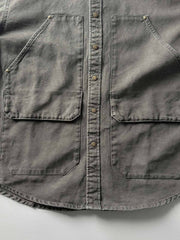 製品画像: アウトドアハンティング(狩猟)スタイルヴィンテージウォッシュ加工ワークシャツの全体画像。シャツの全体的なシルエットとデザインが明確に分かる。
詳細画像: ダブルポケットのデザインとヴィンテージ加工のディテール画像。シャツの質感と耐久性が強調されている。