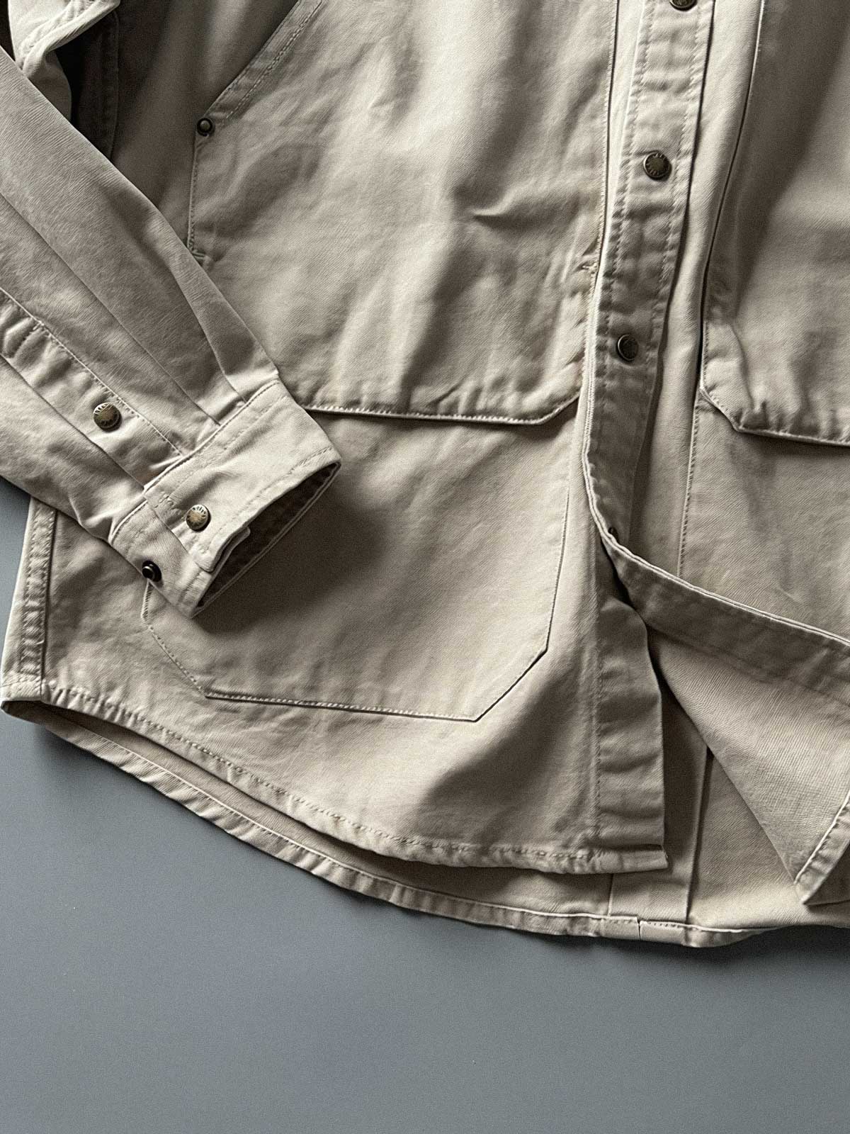 製品画像: アウトドアハンティング(狩猟)スタイルヴィンテージウォッシュ加工ワークシャツの全体画像。シャツの全体的なシルエットとデザインが明確に分かる。
詳細画像: ダブルポケットのデザインとヴィンテージ加工のディテール画像。シャツの質感と耐久性が強調されている。