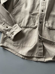 製品画像: アウトドアハンティング(狩猟)スタイルヴィンテージウォッシュ加工ワークシャツの全体画像。シャツの全体的なシルエットとデザインが明確に分かる。
詳細画像: ダブルポケットのデザインとヴィンテージ加工のディテール画像。シャツの質感と耐久性が強調されている。