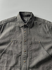 製品画像: アウトドアハンティング(狩猟)スタイルヴィンテージウォッシュ加工ワークシャツの全体画像。シャツの全体的なシルエットとデザインが明確に分かる。
詳細画像: ダブルポケットのデザインとヴィンテージ加工のディテール画像。シャツの質感と耐久性が強調されている。