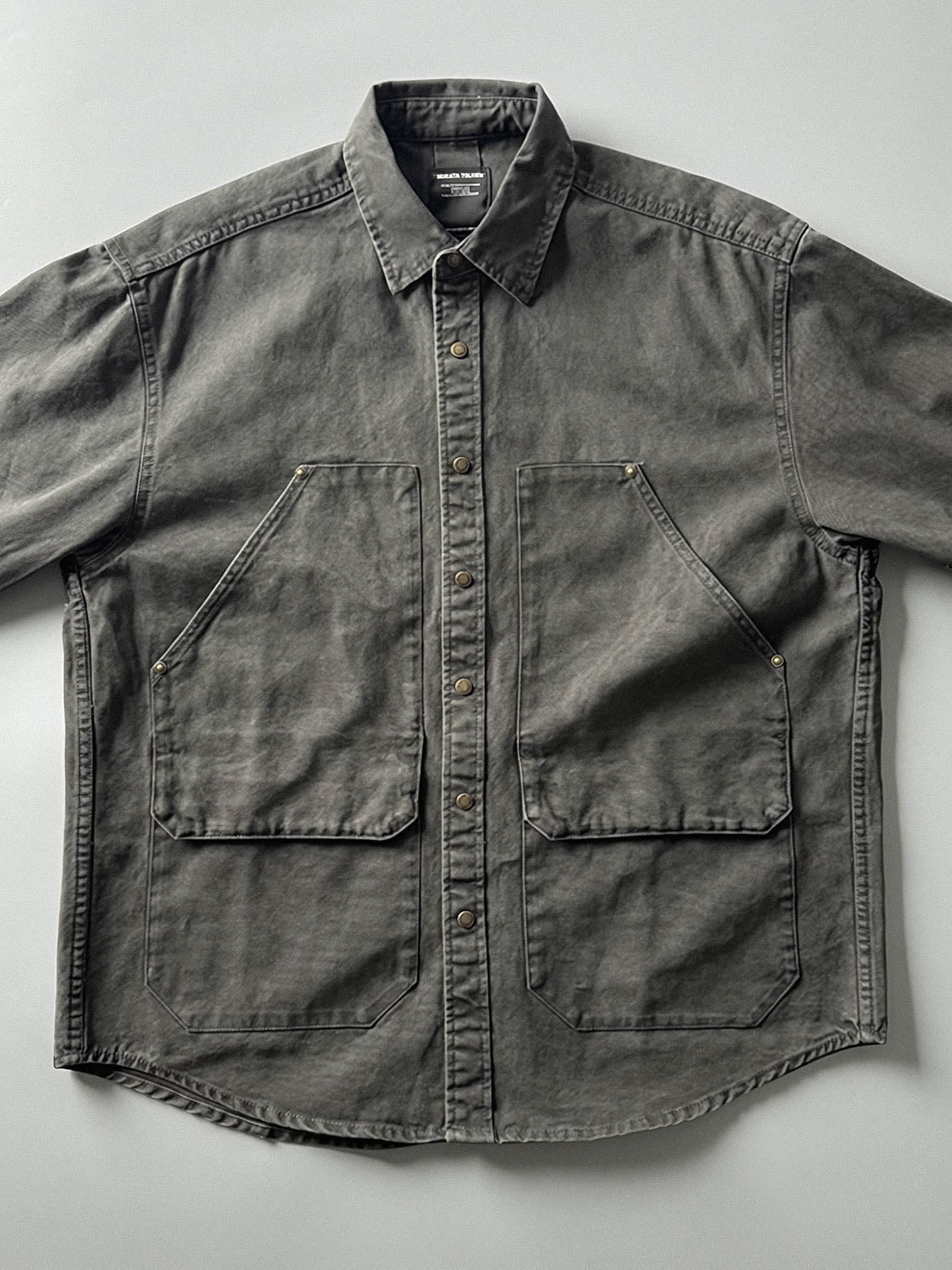 製品画像: アウトドアハンティング(狩猟)スタイルヴィンテージウォッシュ加工ワークシャツの全体画像。シャツの全体的なシルエットとデザインが明確に分かる。
詳細画像: ダブルポケットのデザインとヴィンテージ加工のディテール画像。シャツの質感と耐久性が強調されている。