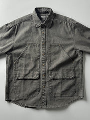 製品画像: アウトドアハンティング(狩猟)スタイルヴィンテージウォッシュ加工ワークシャツの全体画像。シャツの全体的なシルエットとデザインが明確に分かる。
詳細画像: ダブルポケットのデザインとヴィンテージ加工のディテール画像。シャツの質感と耐久性が強調されている。