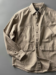 製品画像: アウトドアハンティング(狩猟)スタイルヴィンテージウォッシュ加工ワークシャツの全体画像。シャツの全体的なシルエットとデザインが明確に分かる。
詳細画像: ダブルポケットのデザインとヴィンテージ加工のディテール画像。シャツの質感と耐久性が強調されている。
