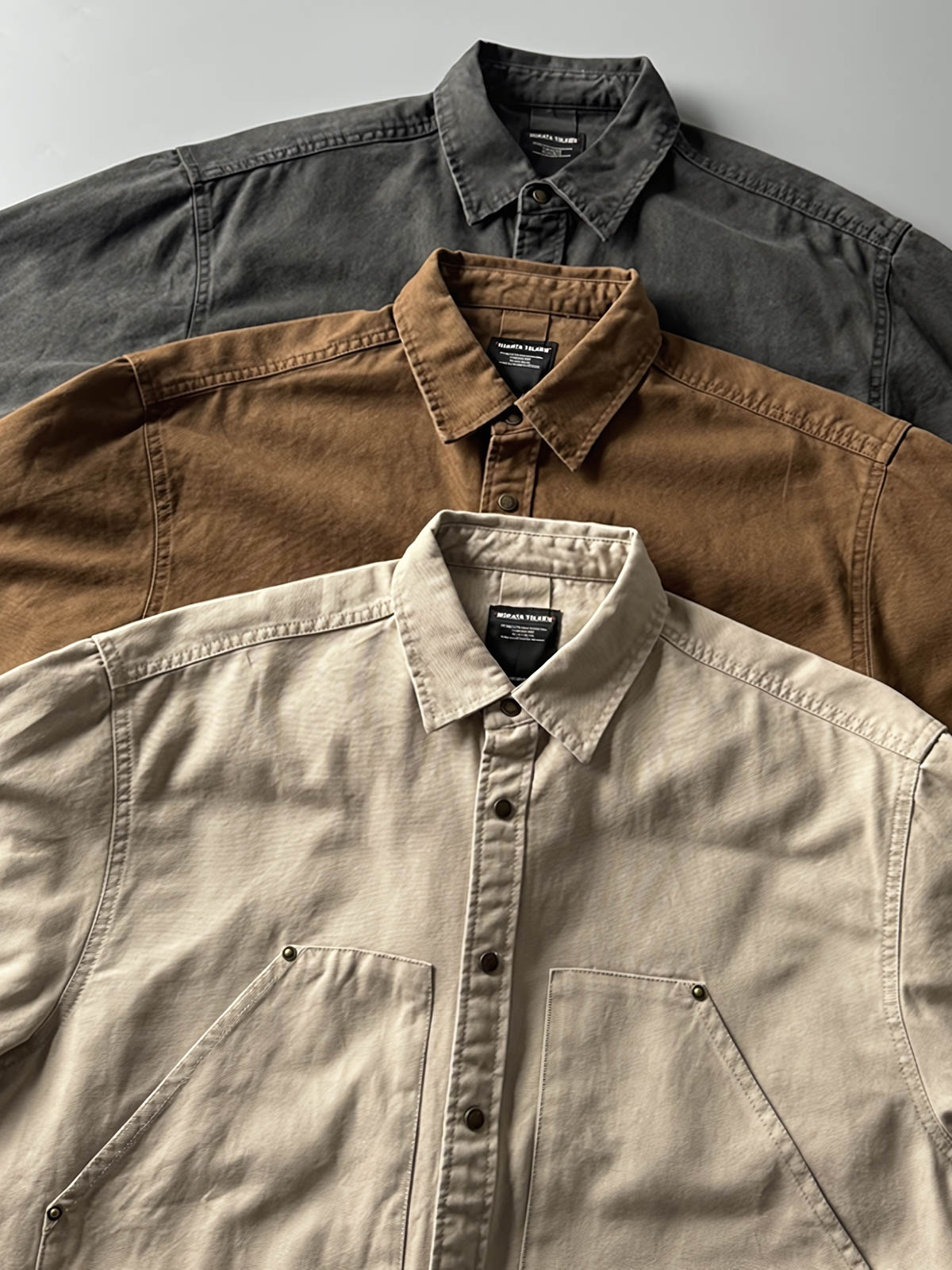 製品画像: アウトドアハンティング(狩猟)スタイルヴィンテージウォッシュ加工ワークシャツの全体画像。シャツの全体的なシルエットとデザインが明確に分かる。
詳細画像: ダブルポケットのデザインとヴィンテージ加工のディテール画像。シャツの質感と耐久性が強調されている。