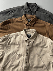 製品画像: アウトドアハンティング(狩猟)スタイルヴィンテージウォッシュ加工ワークシャツの全体画像。シャツの全体的なシルエットとデザインが明確に分かる。
詳細画像: ダブルポケットのデザインとヴィンテージ加工のディテール画像。シャツの質感と耐久性が強調されている。