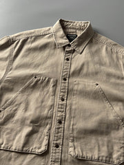 製品画像: アウトドアハンティング(狩猟)スタイルヴィンテージウォッシュ加工ワークシャツの全体画像。シャツの全体的なシルエットとデザインが明確に分かる。
詳細画像: ダブルポケットのデザインとヴィンテージ加工のディテール画像。シャツの質感と耐久性が強調されている。